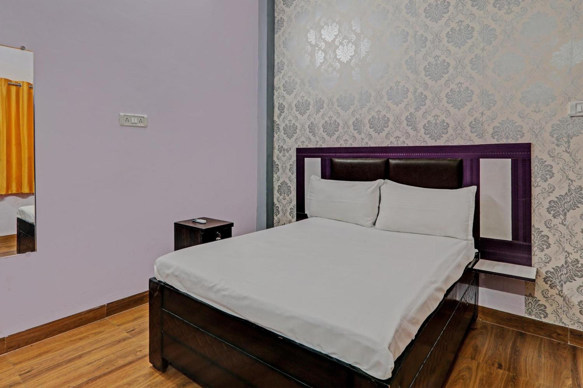 Oyo Hotel Crown Lucknow Eksteriør billede